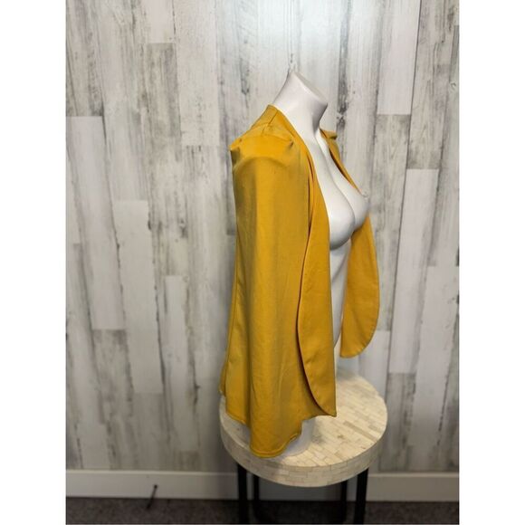 Pretty little thing yellow cape blazer size 4 - Picture 9 of 9